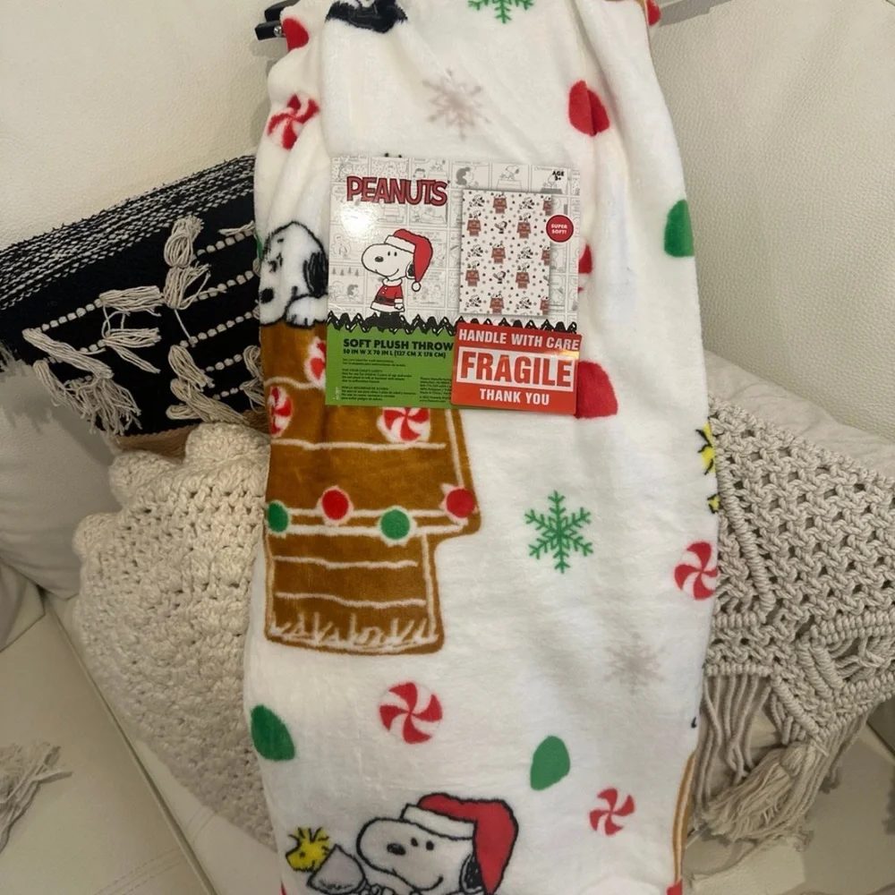 Peanuts Snoopy Gingerbread Plush Throw  Festive White with Red and Green